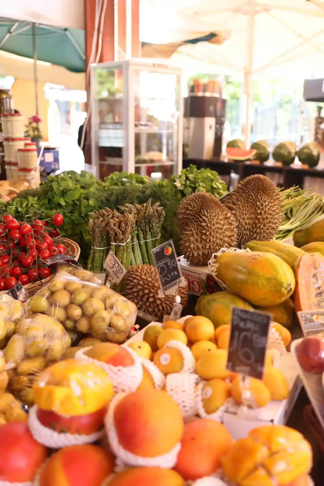 Wochenmarkt mit frischem Gemüse, Obst und regionalen Spezialitäten