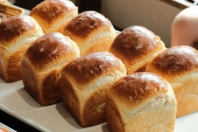 Frisch gebackenes Brot mit ungleichmäßiger Kruste