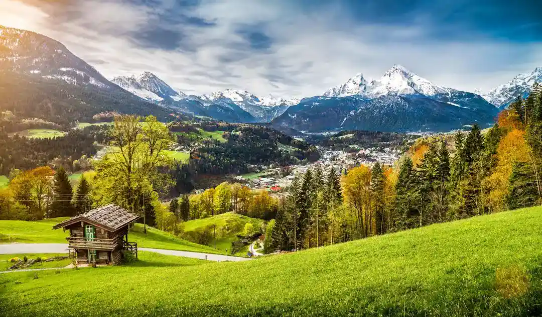 Bayerische Hügellandschaft mit landwirtschaftlichen Betrieben
