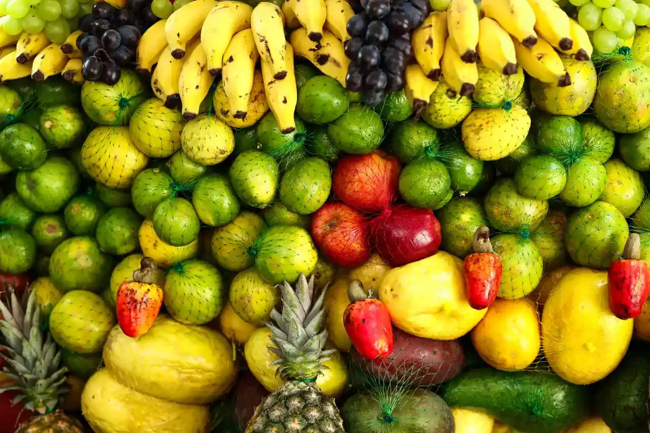 Gourmetkoch prüft frische Zutaten an einem Marktstand