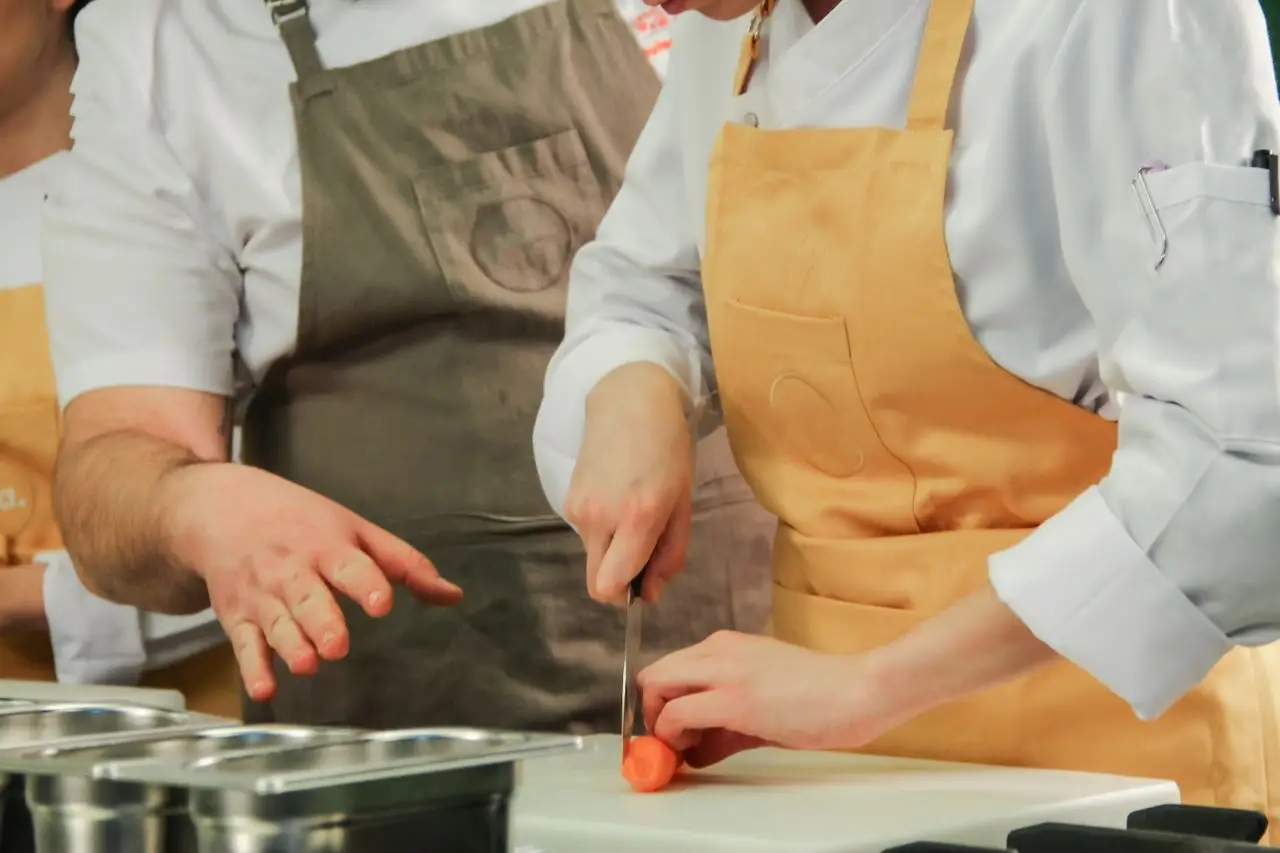 Küchenchef bereitet ein Menü in einer Kochwerkstatt zu